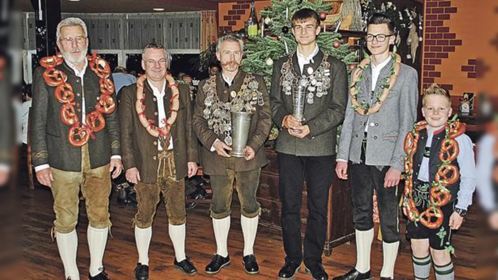 Brezenkönig Wilhelm Vogele, Wurstkönig 1. Schützenmeister Udo Weiß, Schützenkönig Michael Mösbauer, Jugendschützenkönig Johannes Maier, Jugendwurstkönig Matthias Mösbauer und Jugendbrezenkönig Constatin Rosengartner (v. l.)  (Foto: SG Fröhlicher Abend)