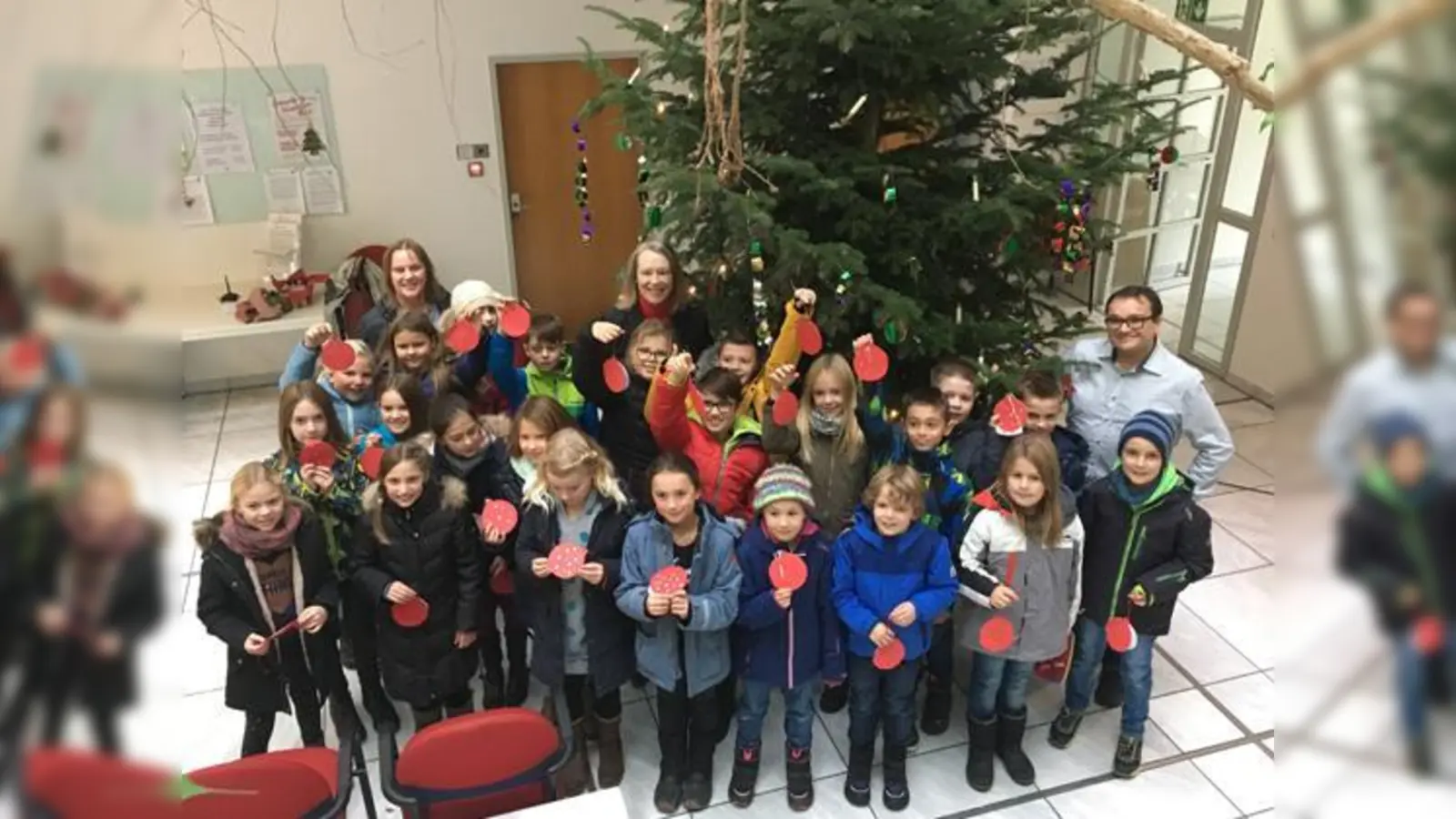 Die Kärtchen wurden heuer von den Schulkindern der 3. Jahrgangsstufe der Grundschule Zorneding gestaltet.  (Foto: ©Forster-Gemeinde Zorneding)