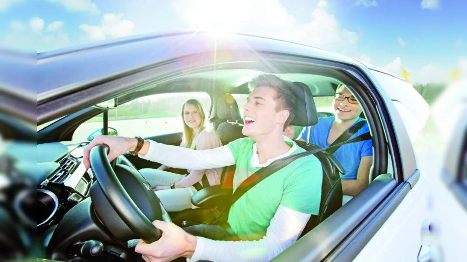 Wer erstmalig die Kfz-Versicherung KomfortVario abschließt, erhält einen Gutschein für ein kostenloses Sicherheitstraining. (Foto: ADAC)