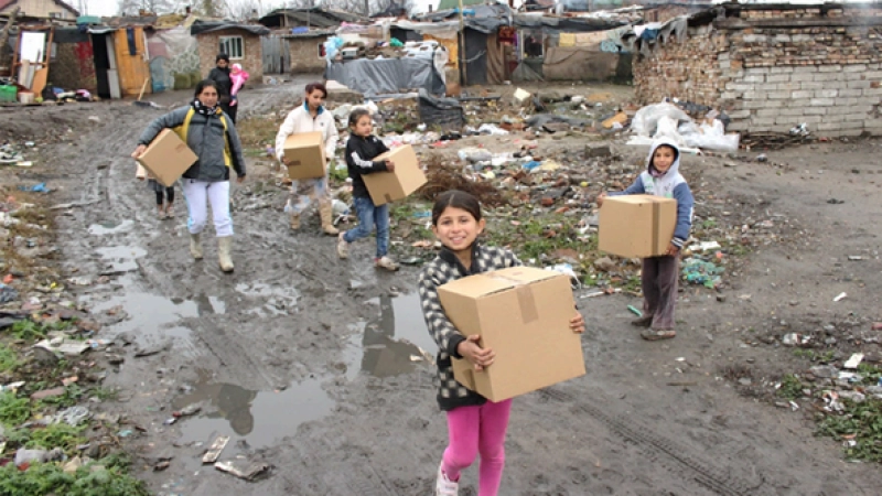 In Rumänien leben ca. 25 Prozent der Bevölkerung immer noch unter der Armutsgrenze. Bei jeder Paketübergabe herrscht große Freude.  (Foto: Verein)
