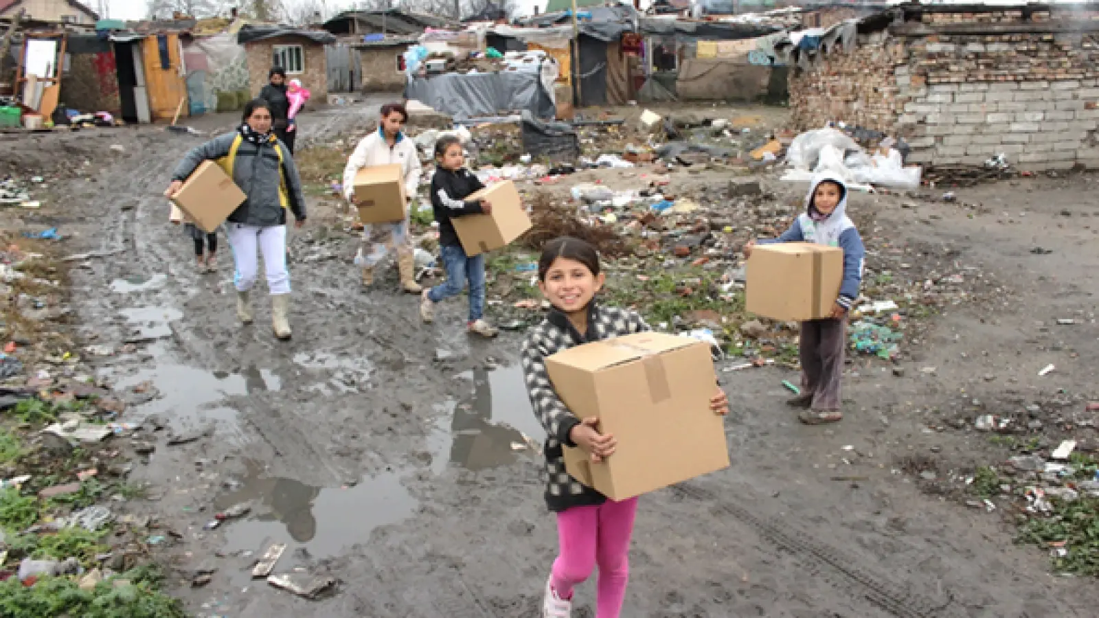 In Rumänien leben ca. 25 Prozent der Bevölkerung immer noch unter der Armutsgrenze. Bei jeder Paketübergabe herrscht große Freude.  (Foto: Verein)