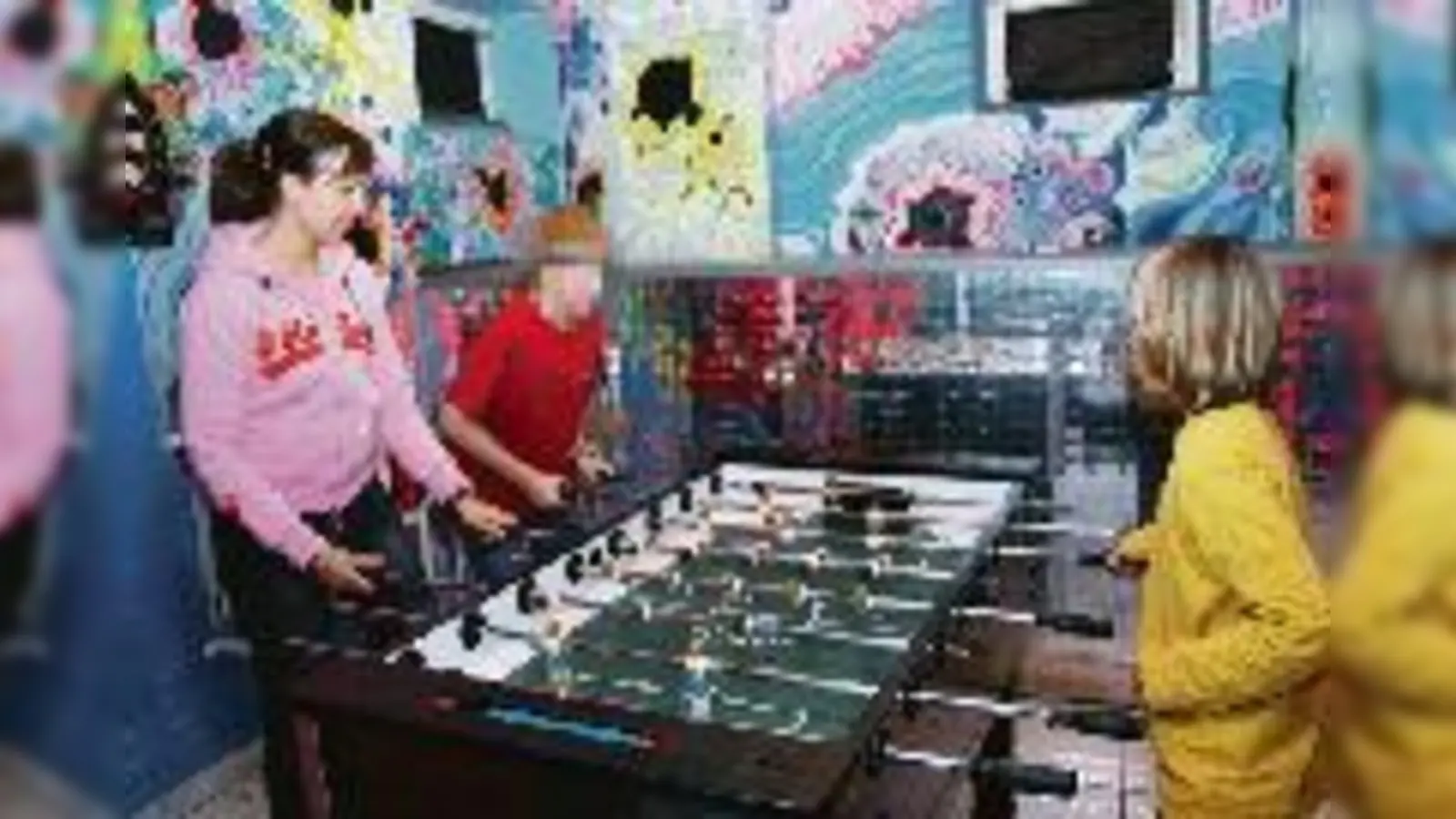 Die Jugend ist der Gemeinde viel wert: Wie hier am Kicker im Jugendzentrum Aschheim ist für die Kinder einiges geboten. Probleme werden so oft im Ansatz vermieden.  (Foto: ba)