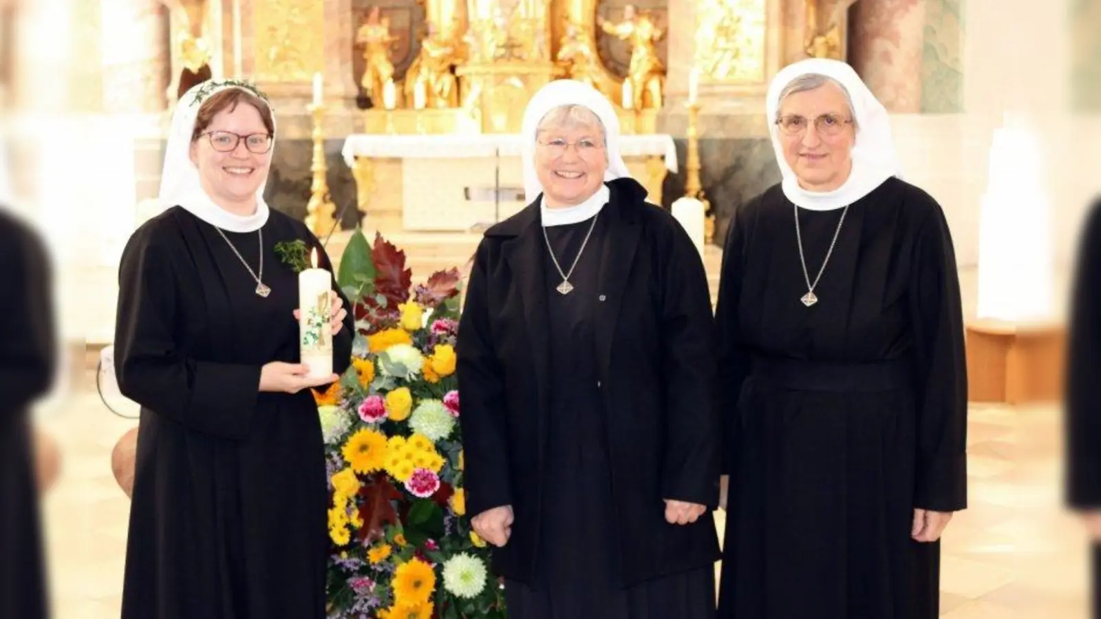 Schwester Josefa Maria Grießhaber mit Noviziatsleiterin Schwester M. Katharina Blümhuber und Generaloberin Schwester Rosa Maria Dick (von links). (Foto: Barmherzige Schwestern)