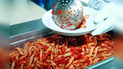 Drei Euro für ein Mittagessen: Der Freistaat zahlt einen Euro wenn die Kommune den zweiten zahlt, der dritte muss aus Spenden finanziert werden. (Foto: pixelio.de)