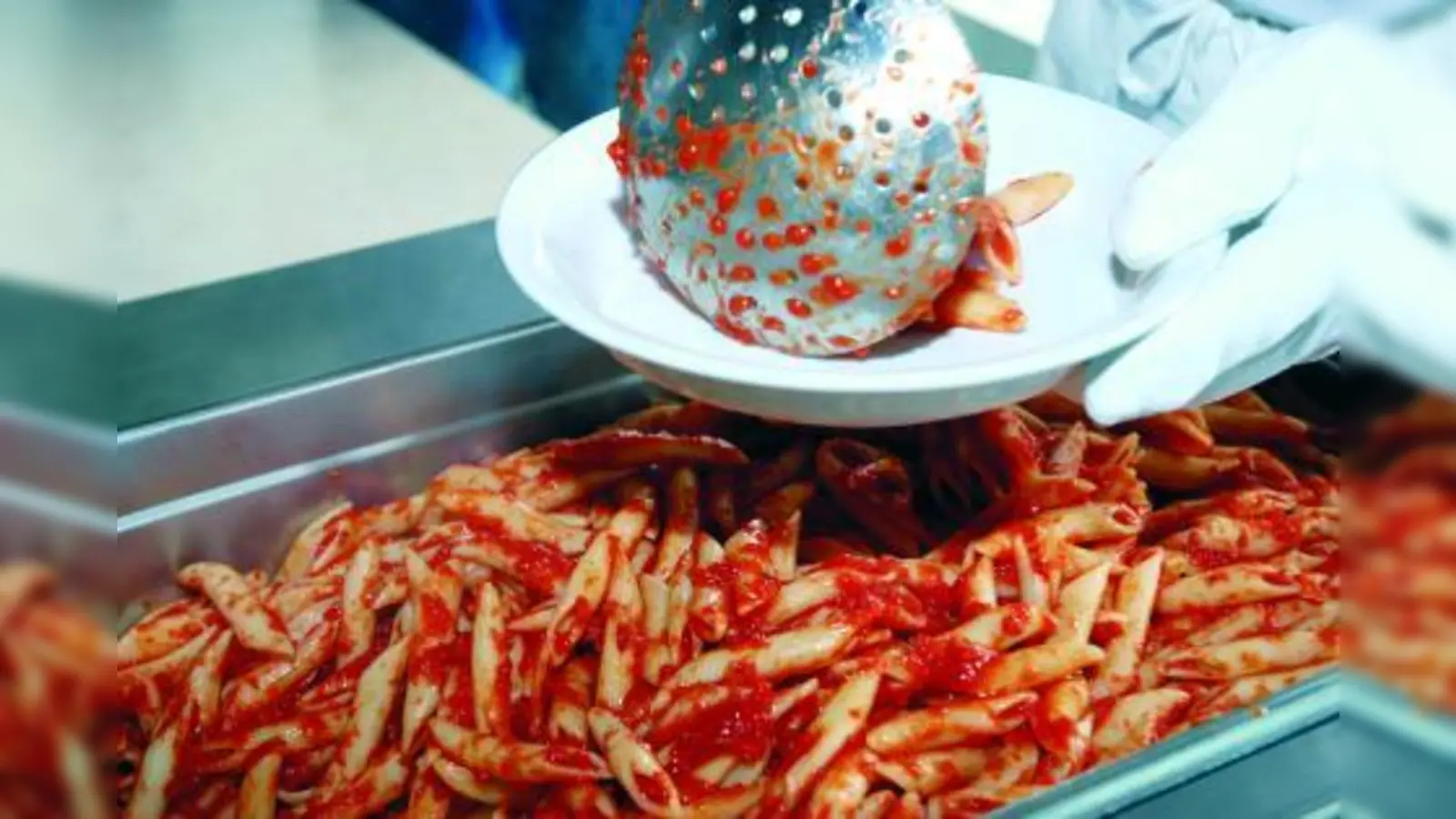 Drei Euro für ein Mittagessen: Der Freistaat zahlt einen Euro wenn die Kommune den zweiten zahlt, der dritte muss aus Spenden finanziert werden. (Foto: pixelio.de)