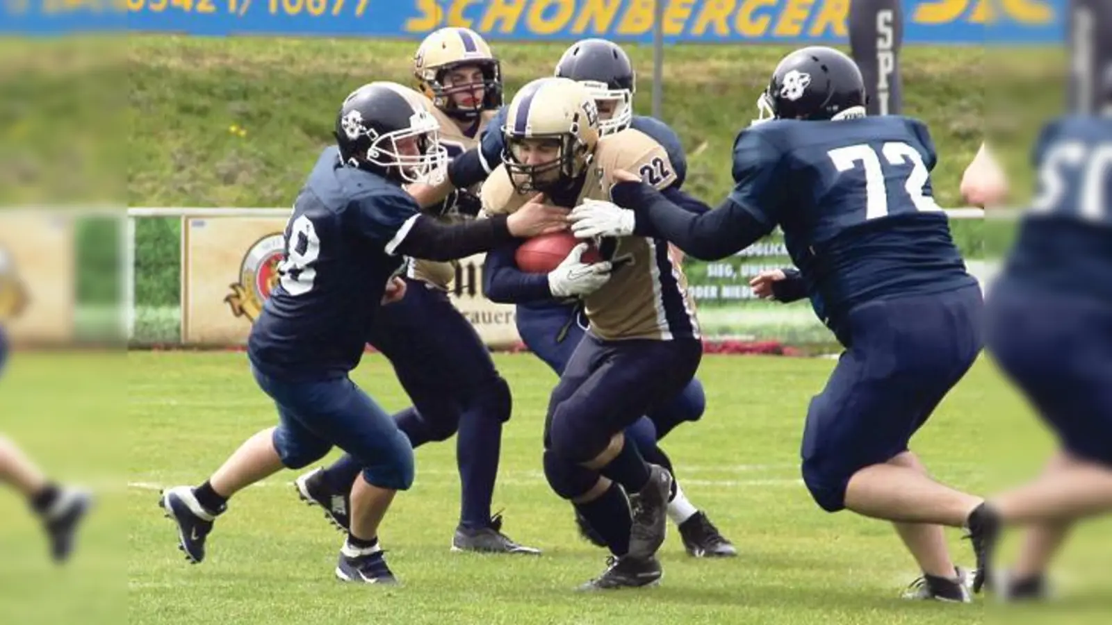 Lokas Wolf (22) kämpft sich mit dem Ball durch 3 Verteidiger der Spider.	 (Foto: Marc Kröner)