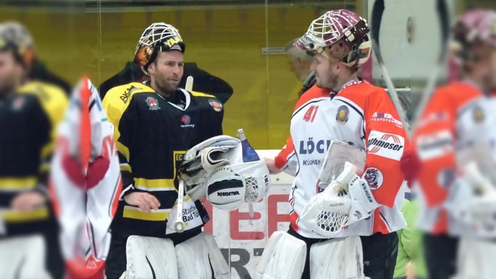 Torhüter Martin Morczinietz (EHC Klostersee) und Markus Janka (Tölzer Löwen).	 (Foto: smg / Chris Unverdorben)