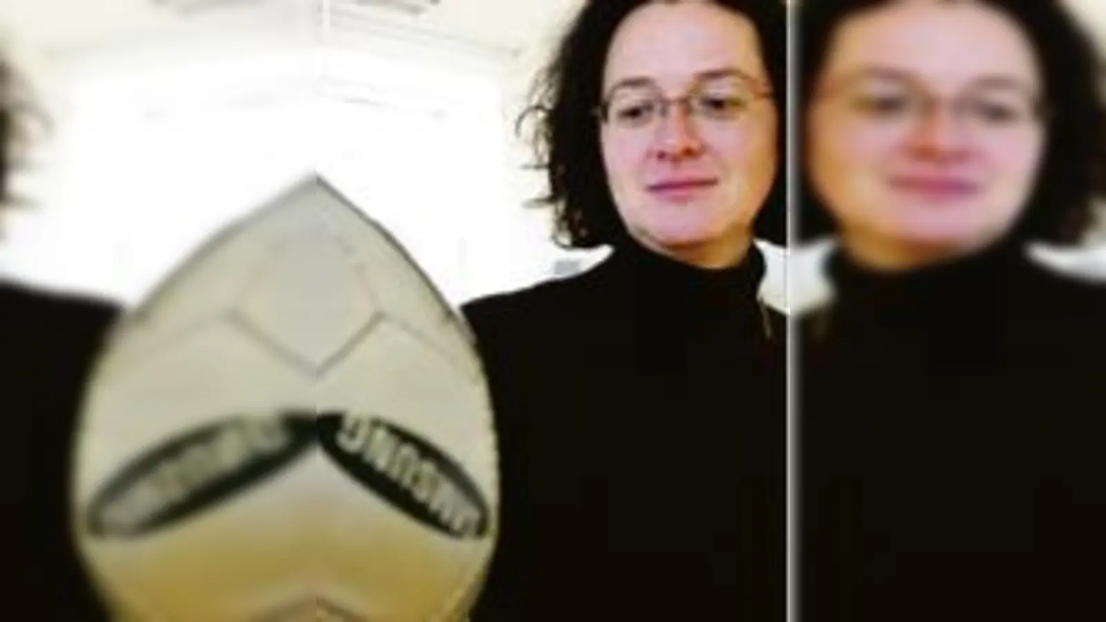 »Sags mir, Ball!«: Vhs-Fachbereichsleiterin Hedwig Fuß lässt sich für den Fotowettbewerb der Volkshochschulen inspirieren.	  (Foto: gf)