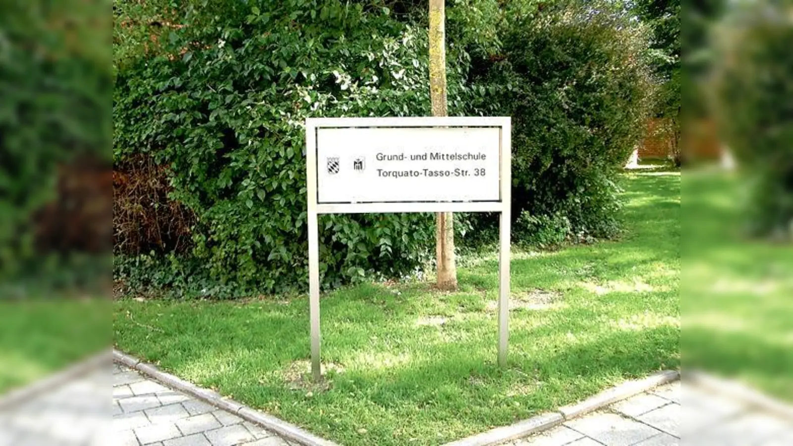 Passanten und Besucher können das Schulgebäude nun identifizieren.	 (Foto: VA)