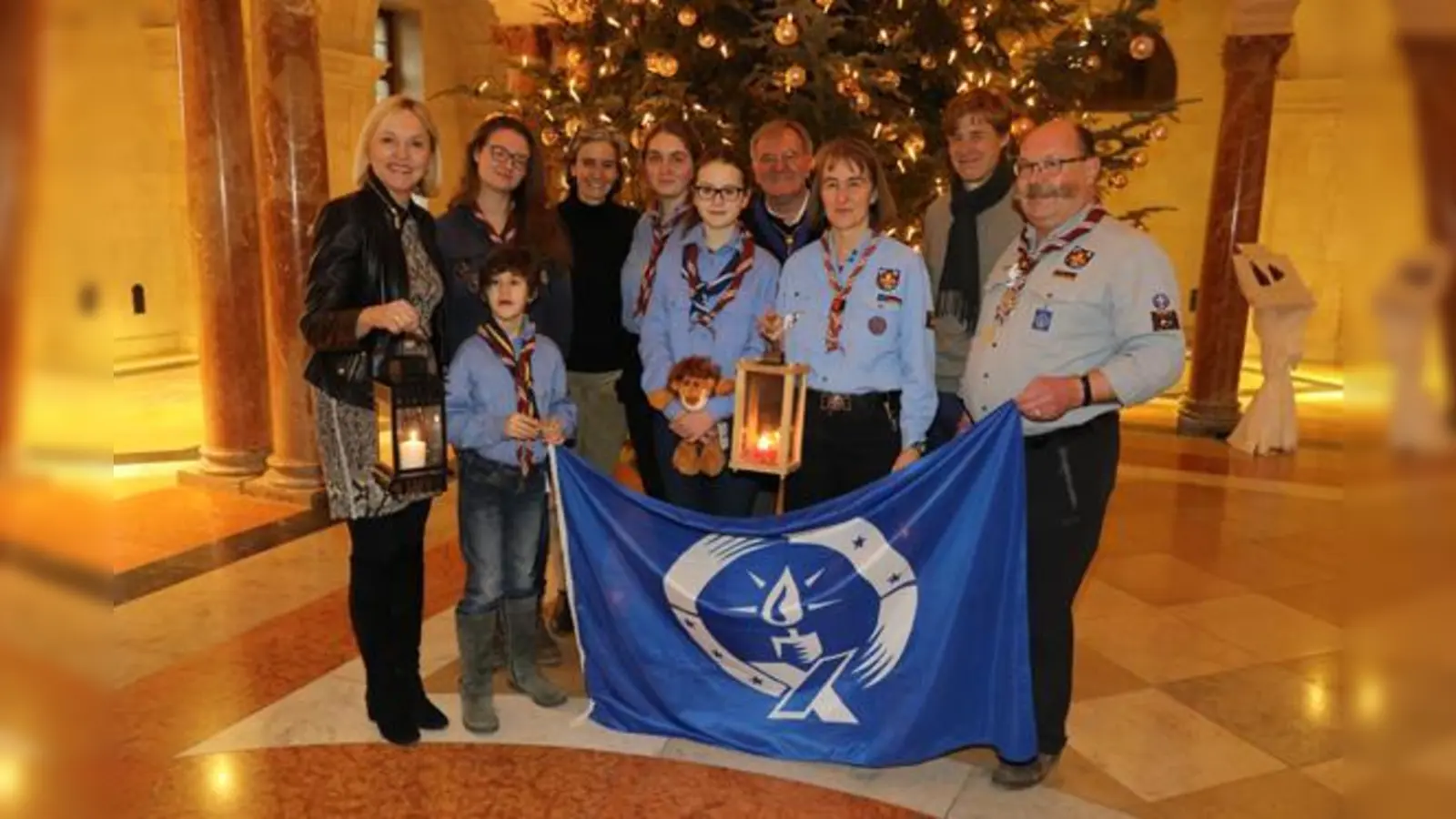 Auch an die Politik geht die Friedensbotschaft. Die Pfadfinder bringen das Friedenslicht jedes Jahr in die Staatskanzlei.  (Foto: Carsten Clever-Rott)