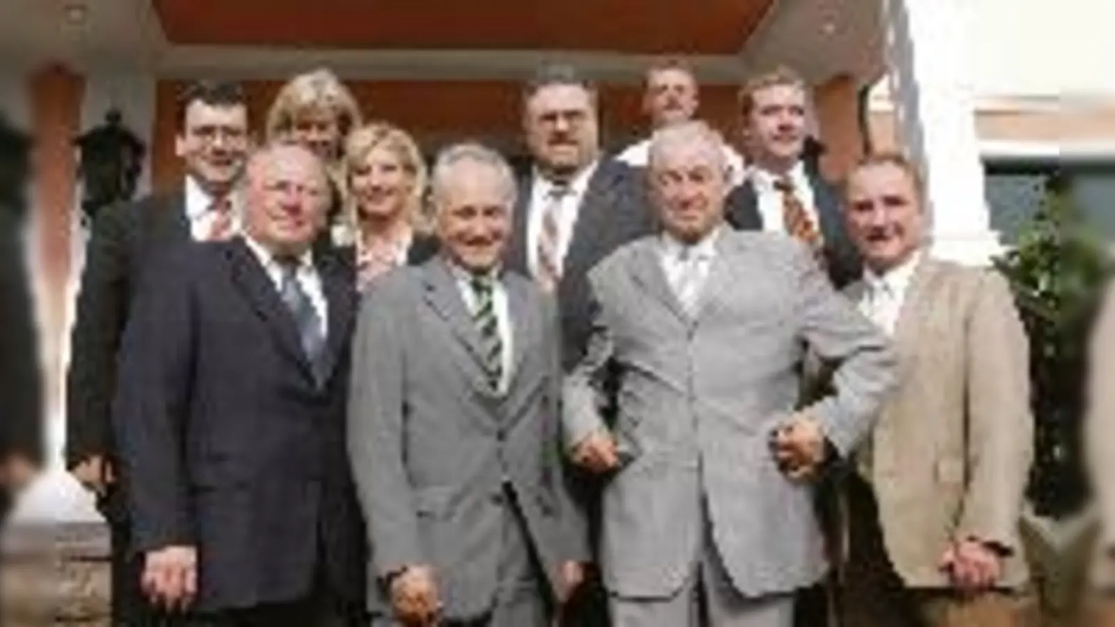 Freisinger  (Foto: (vorne v.l.) Echings Bürgermeister und Landratskandidat Josef Riemensberger, Verkehrsminister Erwin Huber, Innenminister Günther Beckstein und dem Freisinger Bundestagsabgeordneten Franz Obermeier gehen im Kreise der CSU-Spitz)