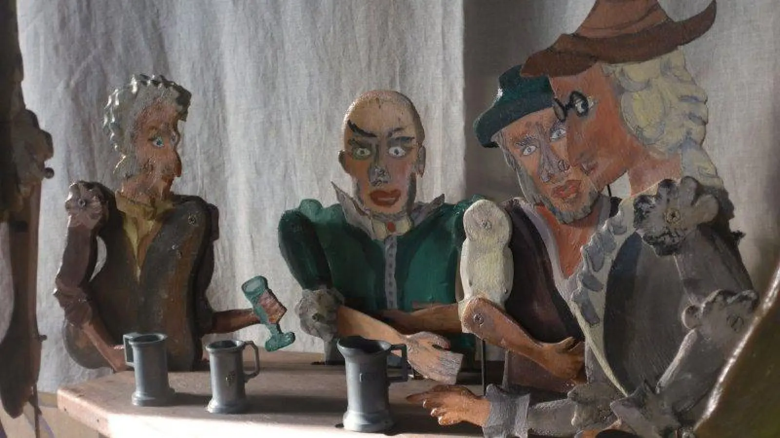 Das Figurentheater stellt die historischen Szenen nach. (Foto: Theater)