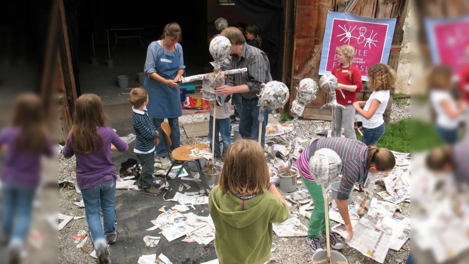 „Wir nehmen Anteil daran, wie die Kinder über sich selbst hinauswachsen.” Beim „Langsamkeitsfest” 2017 in der Remise: Die Pappmaschee-Köpfe wurden in vielen Stunden fleißiger Arbeit zu phantasiereichen Gespensterchen und Geistern. Auch für dieses Schuljahr sind viele Events geplant. (Foto: Rosemarie Zacher)