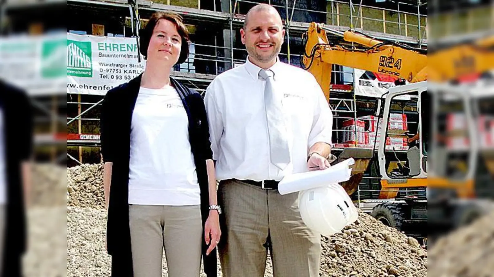 Rektor Matthias Wabner freut sich mit Lehrerin Sonja Schraml auf den Einzug in das neue Gebäude der Poinger Realschule.	 (Foto: cs)