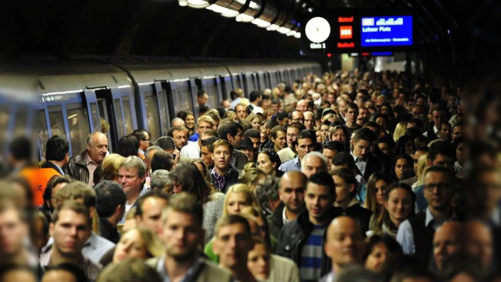 Am Limit: 2012 musste die Station Theresienwiese rund 170 Mal wegen drohender Überfüllung gesperrt werden. (Foto: SWM/MVG)