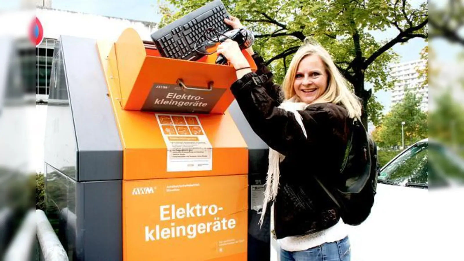 An diesem neuen Container für Elektrokleingeräte an der Ries-/Dieselstraße kann man alte Haartrockner, PC-Tastaturen und anderes kostenfrei entsorgen, wie Helga Seitz vom Abfallwirtschaftsbetrieb nun vorführte. 	 (Foto: ws)