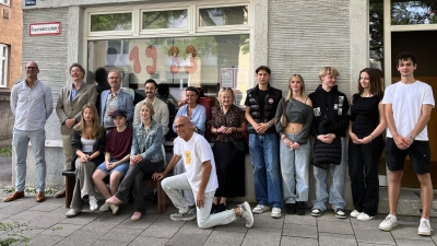Schüler des Neuhof-Gymnasiums zeigen in der Volkartstraße 40 eine Ausstellung. Das Projekt begleiten und ermöglichen Terry Schwarztberg, Stolpersteine für München e. V. (u. r.), Hauseigentümer Christoph Pöppinghaus (2. v. l.), Lehrer Olaf Probst und Johannes Reisinger (3. und 4. v. l.) mit Schulleiterin Martina Gorgas (mittig). (Foto: Heike Ohmke)