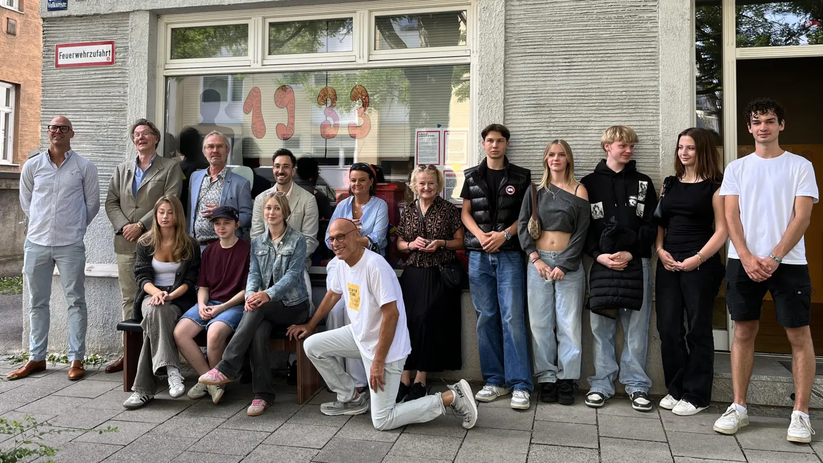 Schüler des Neuhof-Gymnasiums zeigen in der Volkartstraße 40 eine Ausstellung. Das Projekt begleiten und ermöglichen Terry Schwarztberg, Stolpersteine für München e. V. (u. r.), Hauseigentümer Christoph Pöppinghaus (2. v. l.), Lehrer Olaf Probst und Johannes Reisinger (3. und 4. v. l.) mit Schulleiterin Martina Gorgas (mittig). (Foto: Heike Ohmke)