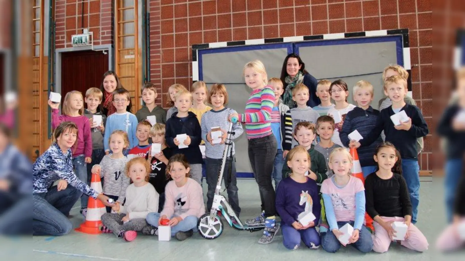 „Ihr seid absolute Spitze!” Zum achten Mal führte die Grundschule Lochham die Autofrei-Kampagne für einen Zu-Fuß-Schulweg durch. Diesmal siegten zwei erste Klassen, in einer davon nahmen ausnahmslos alle Kinder teil. Links im Bild Elternbeiratsvorsitzende Sabine Stiegler-Nardi, im Hintergrund Juliane Erhardt und Verena Eppinger vom Elternbeirat (v.l.). (Foto: us)