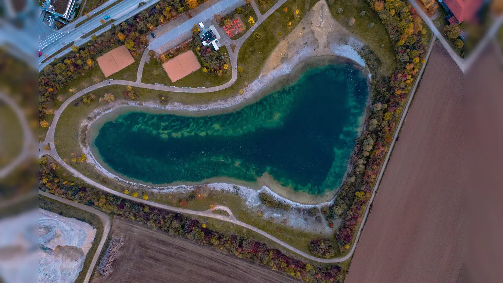 Am 8. September wird der Poinger Bergfeldsee zur Wettkampfarena für ambitionierte Freizeitathleten und alle Volkssportler. (Foto: Thomas Schächtl)