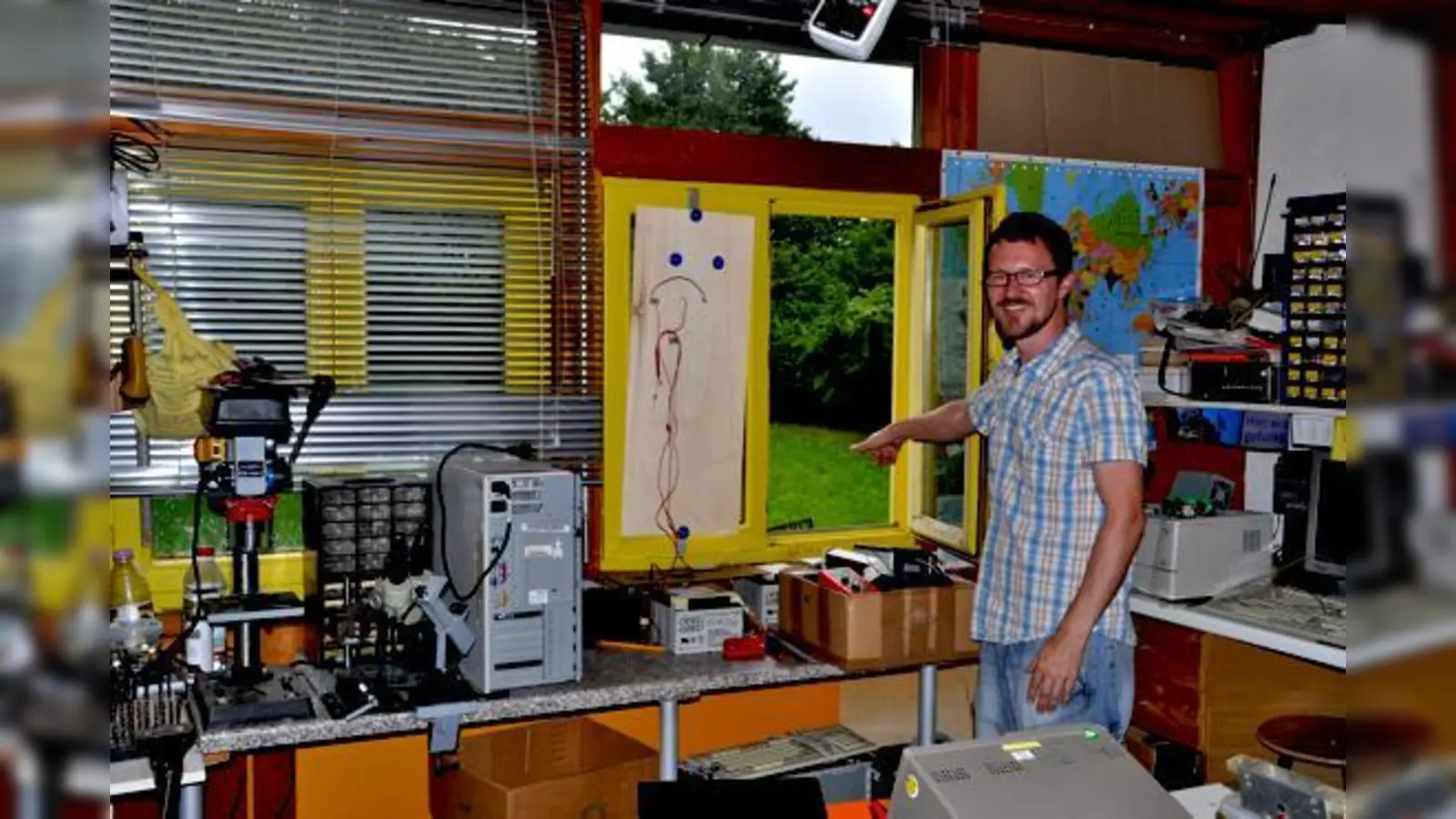 Ernst Fischer, Mitarbeiter im JUZ Vaterstetten, erklärt, wo der Fluchtbalkon im Obergeschoss angebracht wird. 	 (Foto: sf)
