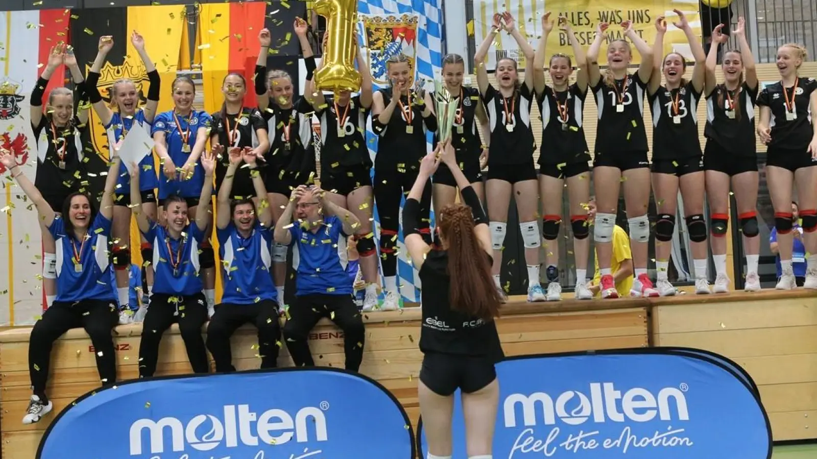 Die U18-Volleyballerinnen des TSV Turnerbund München feiern die deutsche Meisterschaft. (Foto: Helmut Keiling)