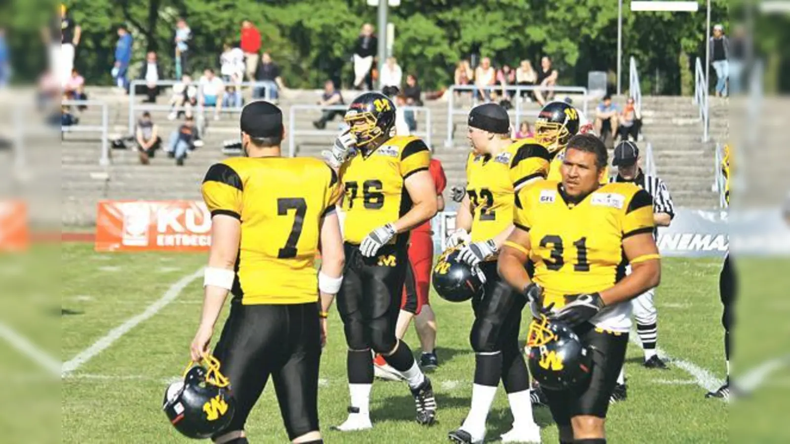 Fahren für Deutschland zur Weltmeisterschaft: Jerome Morris (vorne, Nr. 31) und sein Teamkollege Georg Bechtold (links daneben, Nr. 72). 	 (Foto: Jan Lüdeke)