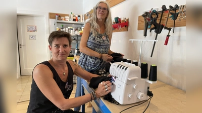 Theresa Lidl und Henrika Dietrich unterstützen bei Arbeiten wie hier an der Nähmaschine. (Foto: pst)