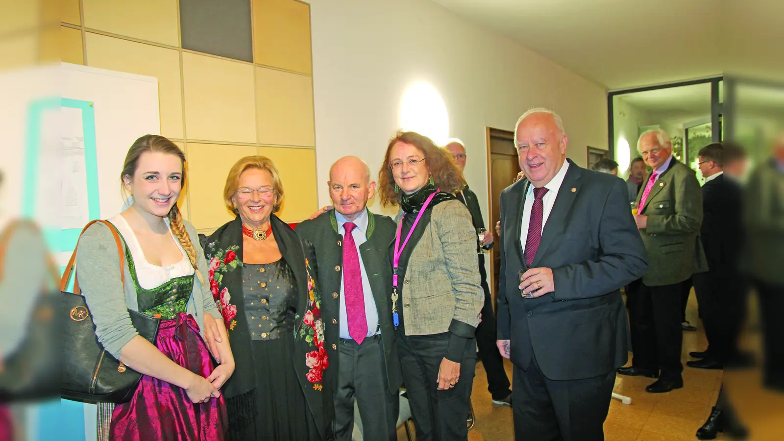Ein Foto aus dem Jahr 2019: die Rosenstocks blieben Pasing auch nach ihrem Weggang verbunden und besuchten zum Beispiel das Benefiz- Wildessen, v.l. Melanie, Gerlinde und Manfred Rosenstock mit Maria Osterhuber-Völkl und Thomas Schmatz vom Mariensäule-Verein. (Foto: us)