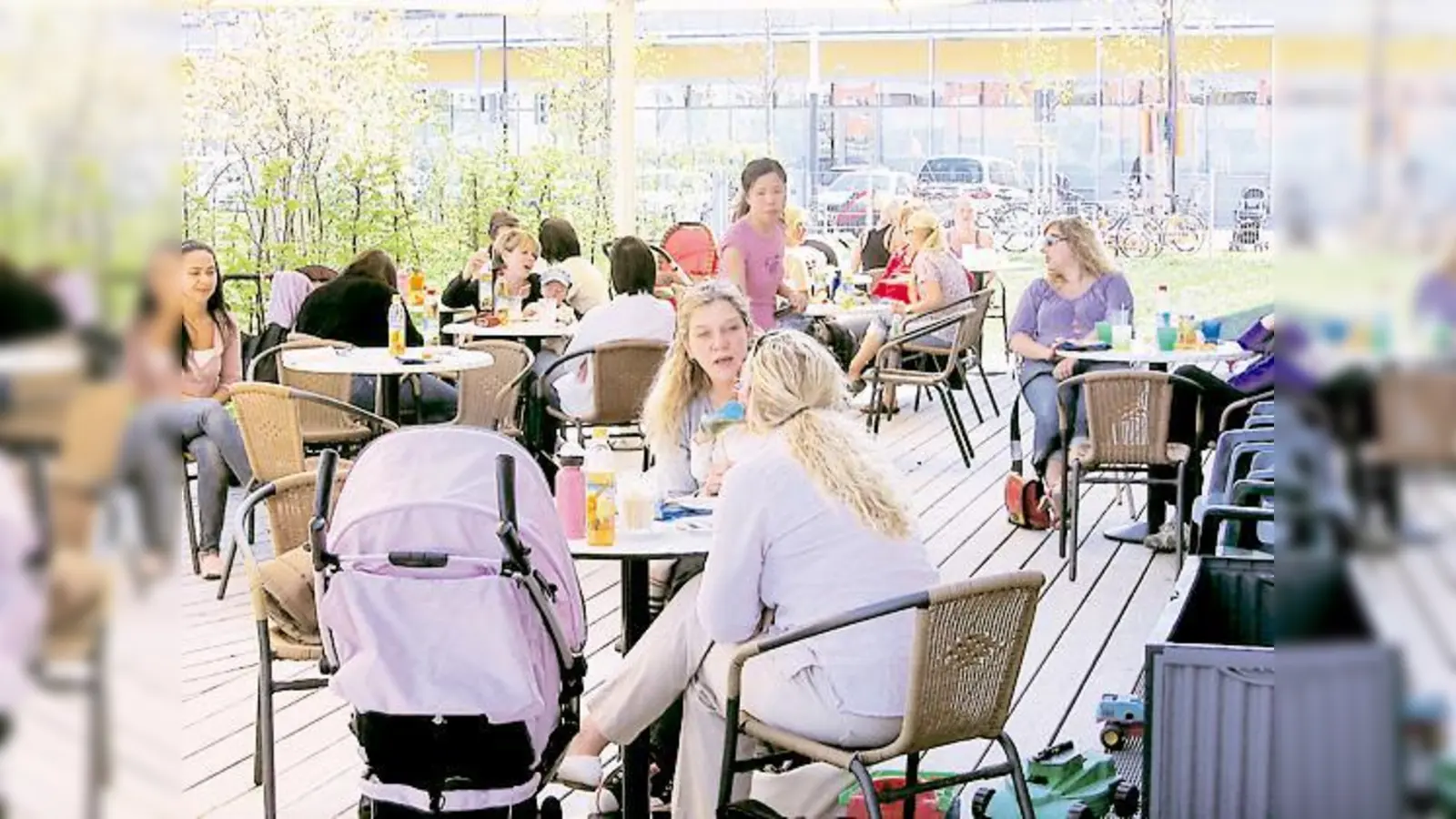 »Die Café-Terrasse ist geöffnet.« heißt es am Poinger Marktsonntag im Familienzentrum.	 (Foto: VA)