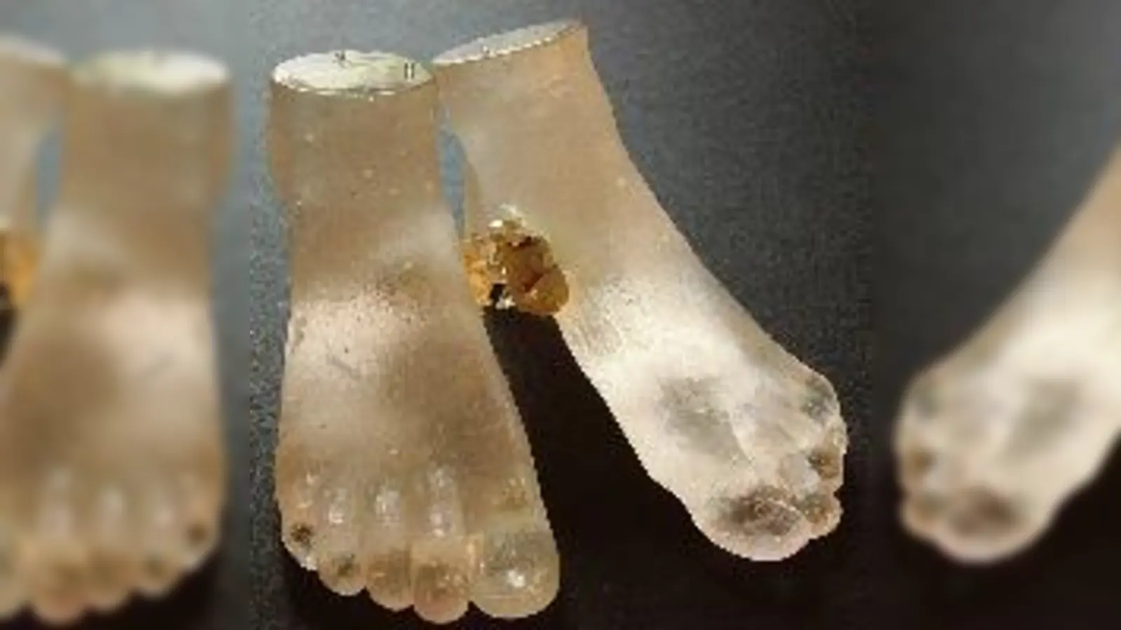 Glas-Kunst: »Kinderfüße«.	 (Foto: VA)