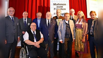 (v.l.) Otto Radlmeier, Sebastian Rieger, Ernst Kugler, Kurt Dittrich, Stephan Meindl (KKSV Landshut), Oberst a.D. Karl Walter, Martin Heindel, Bürgermeisterin Susanne Hoyer und Dr. Otto Wiesheu. (Foto: lex)