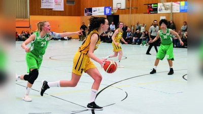 Emily Bessoir (Mitte) von der TS Jahn war von ihren Gegnerinnen kaum zu stoppen. (Foto: Wolfgang Eberle)