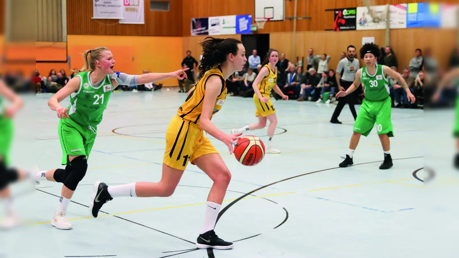 Emily Bessoir (Mitte) von der TS Jahn war von ihren Gegnerinnen kaum zu stoppen. (Foto: Wolfgang Eberle)