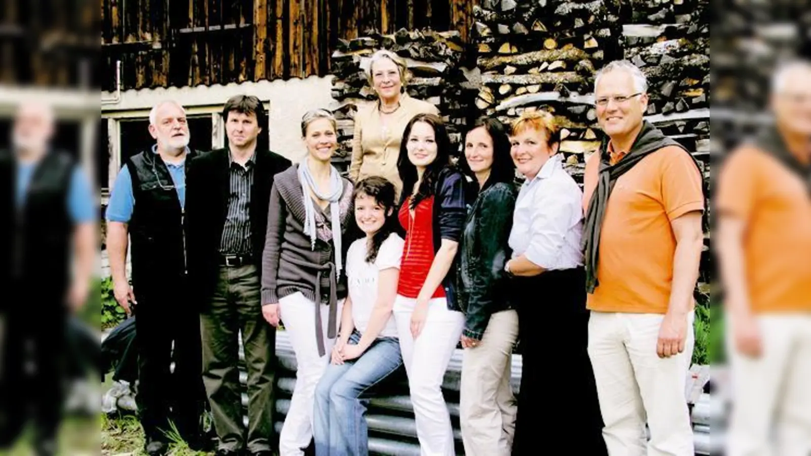 In der vorderen Reihe (v. l.) Michl Wöllinger, 1. Vorstand der Ayinger-Gmoa-Kultur, Anton Hufschmid, Claudia Pöttinger, Luzi Schwarzer, Franziska Köhler, Monika Häsch, Johanna Bechteler und Bertram Haas. Dahinter Hedi Stingl.  (Foto: Schwarz-Mehrens)