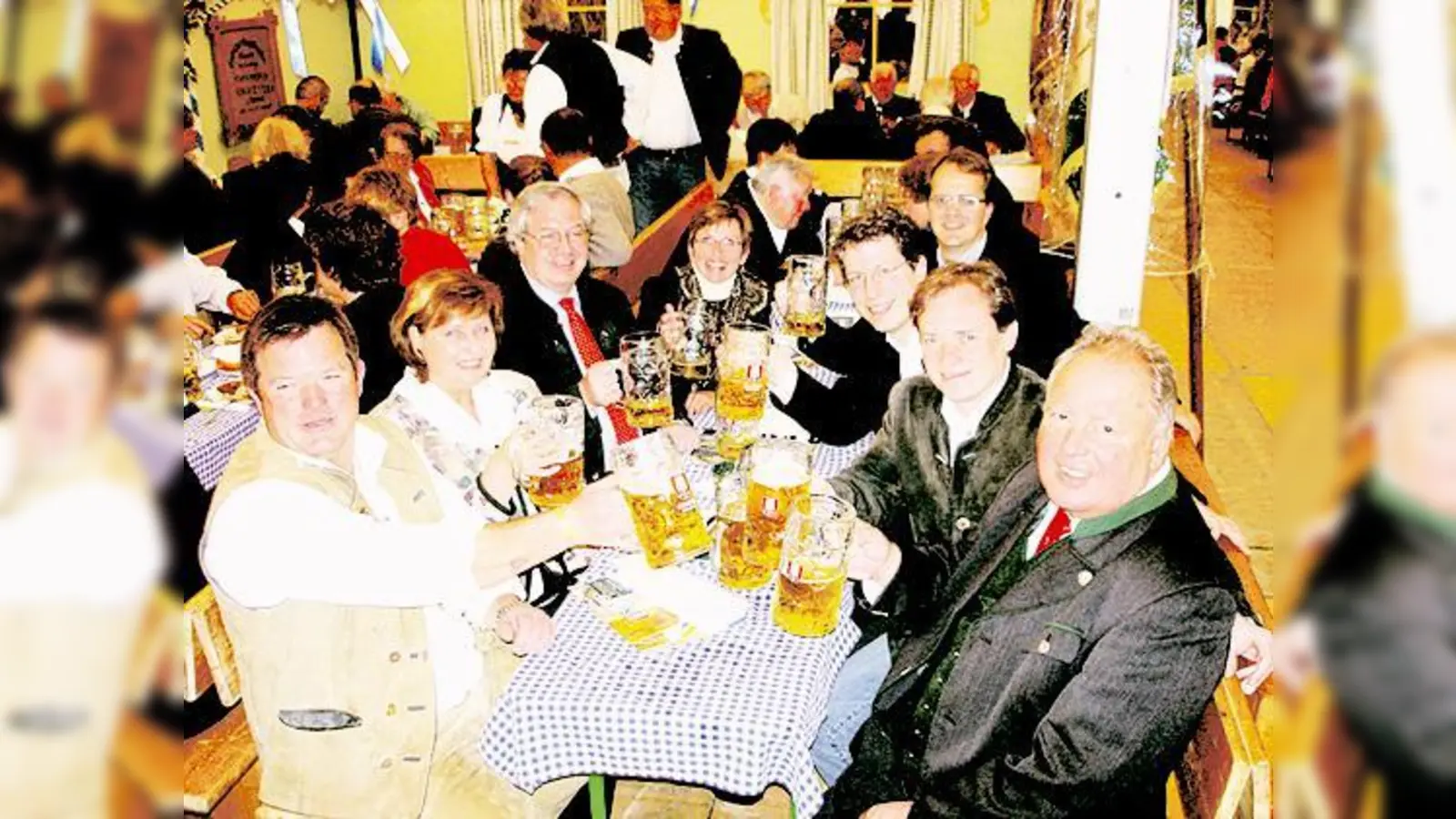 (v. l.): Franz Risch (Truderinger Buam), Hiltrud Broschei (SPD), Hans Podiuk (CSU-), Friederike Steinberger (stv. Bezirkstagspräsidentin), Markus Rinderspacher (SPD), Markus Blume (CSU), Ingo Mittermaier (SPD) und Helmut Schmid (SPD).  (Foto: CSU/SPD/Archiv)