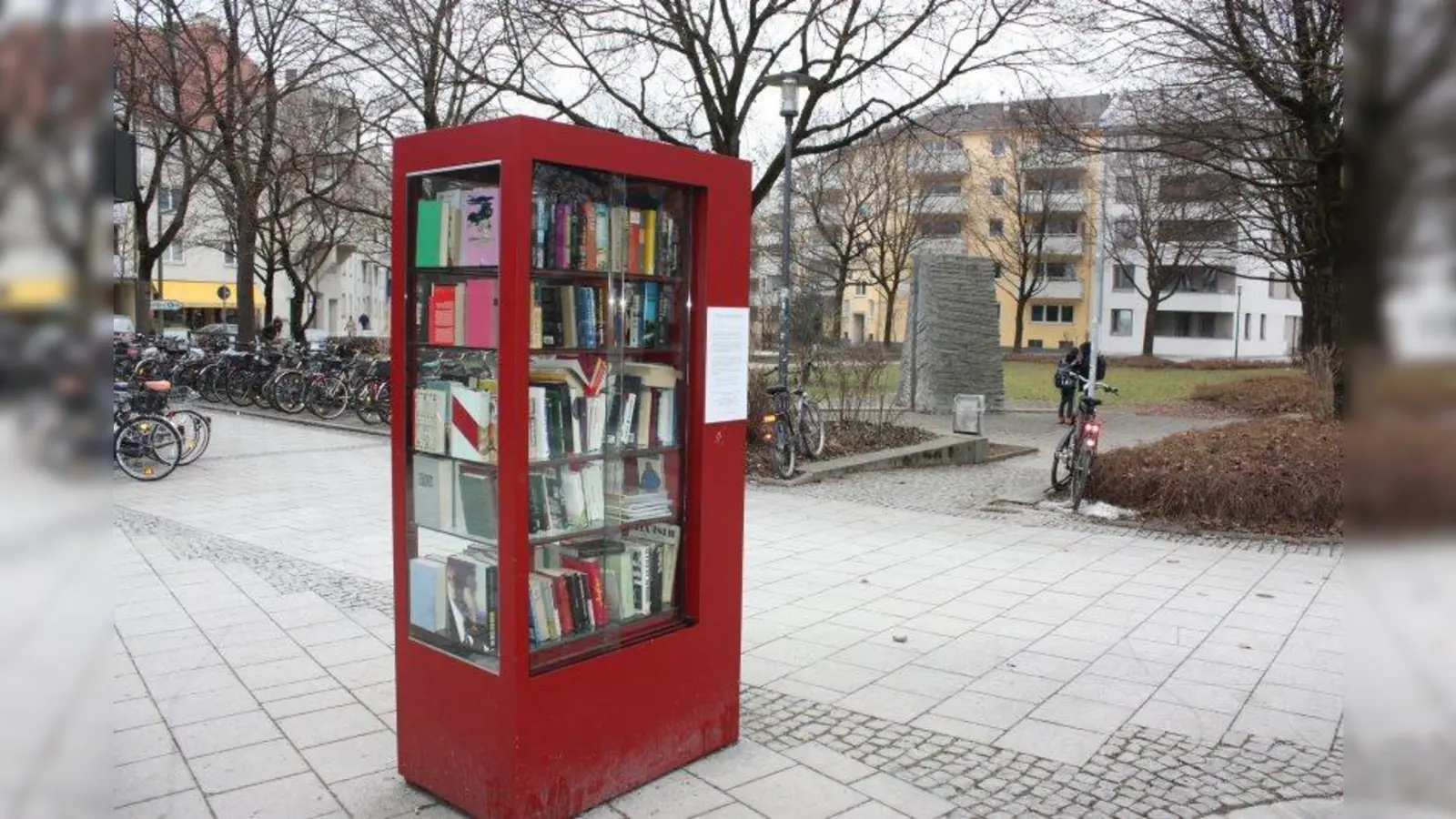 Seit Juli gibt es den Bücherschrank am Partnachplatz. Hier kann man gelesene Bücher anderen Menschen zur Verfügung stellen oder von anderen gelesene Bücher mitnehmen. Vor drei Jahren ist in München der erste öffentliche Bücherschrank am Nordbad eingerichtet worden. Der am Partnachplatz ist der vierte Schrank. (Foto: cs)