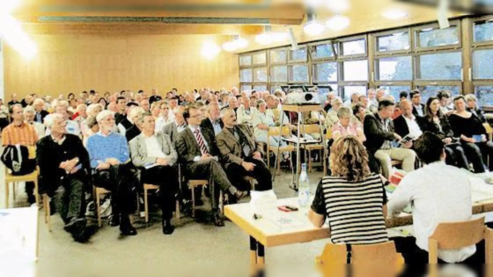 220 Ramersdorfer kamen zur Bürgerversammlung im Pfarrsaal Verklärung Christi.	 (Foto: aha)