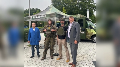 Auch Landrat Stefan Löwl informierte sich über am Karrieremobil der Bundeswehr. (Foto: Berufliches Schulzentrum Dachau)