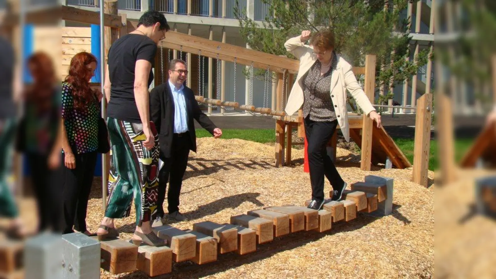 Christine Strobl (re.) und Beatrix Zurek (li.) testeten schon mal den Balancierbalken. Das freut Detlev Langer und Schulleiterin Gertrud Füchsle. (Foto: pst)