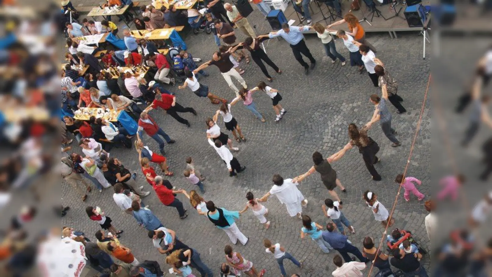 Griechische Tänze beim Straßenfest in der Bergmannstraße: Auch hier passt das Motto „Frieden beginnt in der Nachbarschaft”. (Foto: Griechisches Haus)