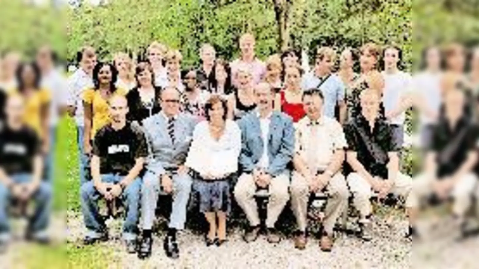 Die besten Absolventen mit Note 1,2 Michael Bautz (li.) und Sven Seliger (re.) mit Schulleiter Jürgen Helfrich, Stefanie Schlieben, Martin Schofeld, und Pflegedirektor Josef Kolbeck (v.li., sitzend).  (Foto: Rammelsberger)