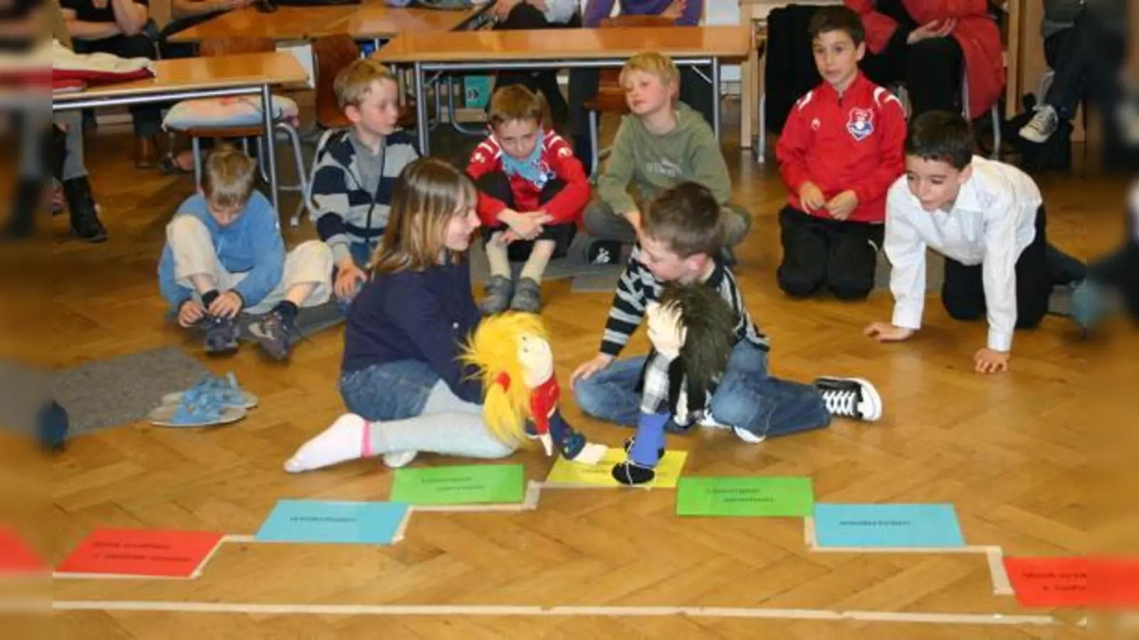 Auf der Friedenstreppe lernen die Kinder, Konflikte gewaltfrei zu lösen. Die Eltern schauen interessiert zu.  (Foto: sm)