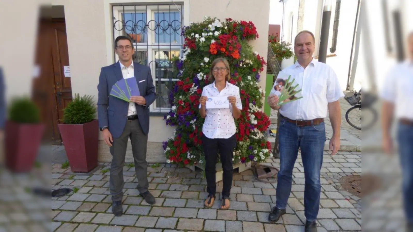 Sie unterstützen Kinder (von links): Frank Zellner (Vorstand Flugbetrieb), Astrid Simader (Hauner Verein), Martin Pape (Präsident des Luftsportvereins Weilheim-Peißenberg e.V.). (Foto: Verein)