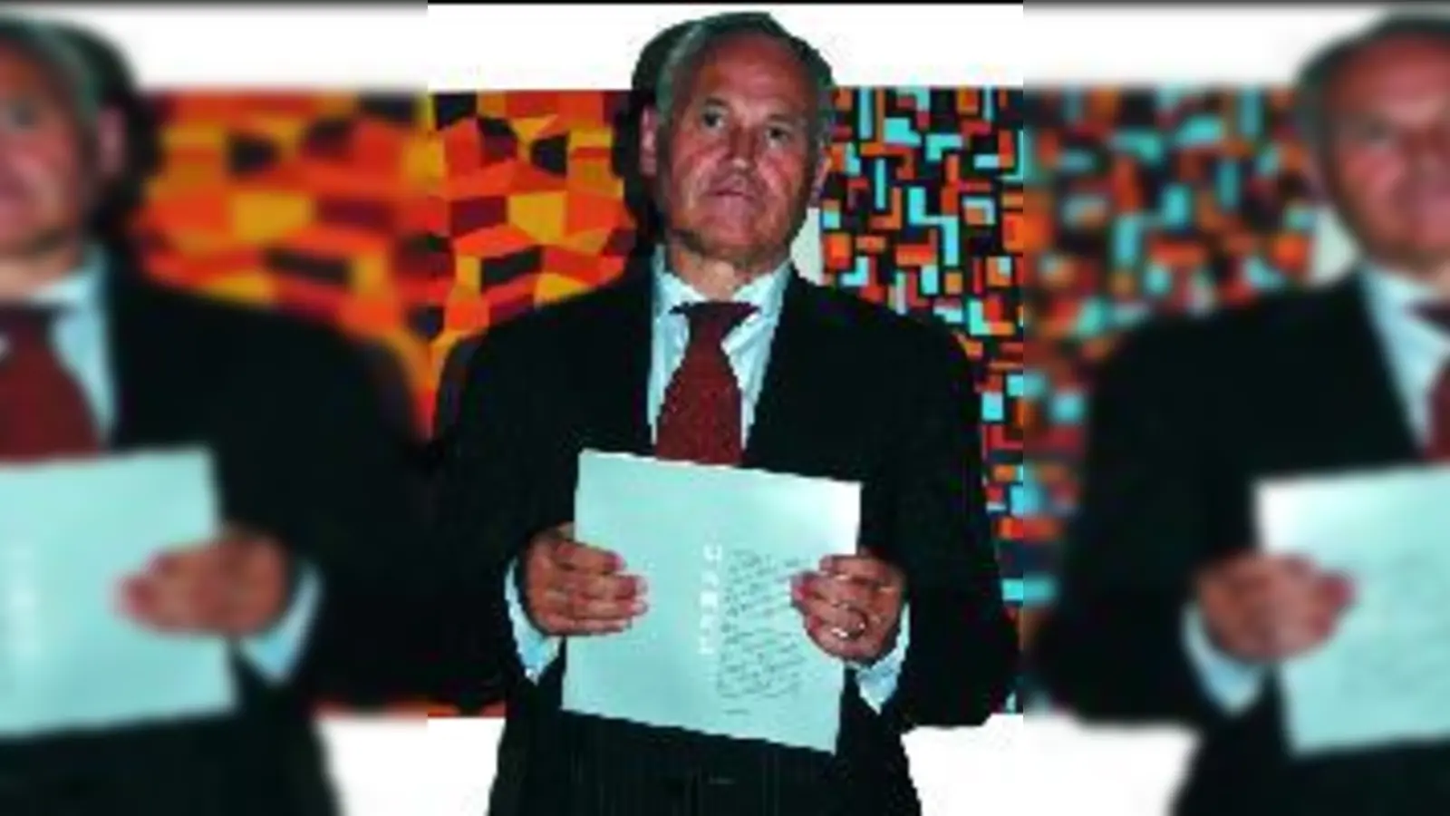 Huber total: Der Minister vor seiner Kunst.  (Foto: nan)