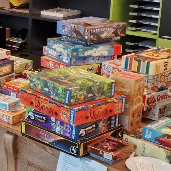 Volle Spieltische im Café GeQo am Maria-Nindl-Platz: Am 20. und 21. September finden hier wieder die Tage des Gesellschaftsspiels statt. (Foto: Patrick Haggenmüller)