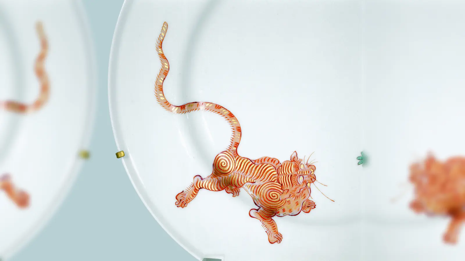 Teller mit dem „Roten Löwen“ (Detail), Meißen, 1729-1731. (Foto: Bayerisches Nationalmuseum München)