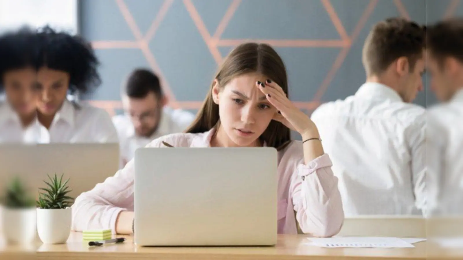 Mitarbeiter kommen im Job mit einer Vielzahl an Informationen in Kontakt. Für die tägliche Arbeit ist das unerlässlich - jeder sollte aber genau prüfen, welche Informationen an Außenstehende weitergegeben werden können. (Foto: fizkes/fotolia/randstad)