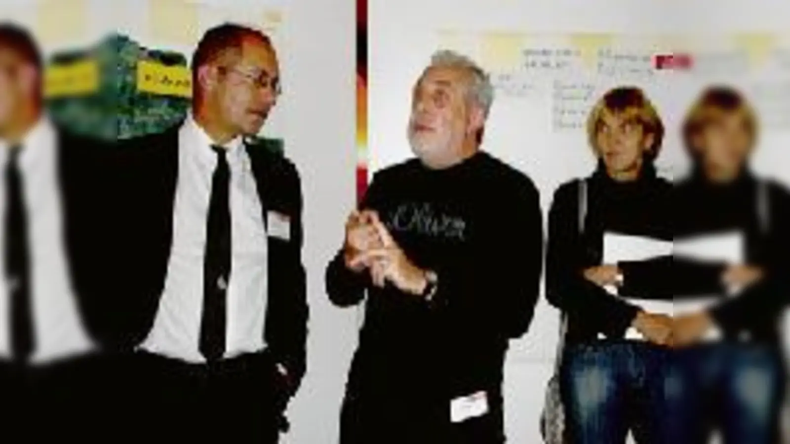 Josef Koch, Vorsitzender des Bezirksausschusses (BA) Berg am Laim (Mitte) zählt die Mängel im Bildungswesen auf, rechts die Vorsitzende des Unterausschusses Schule und Soziales im BA Trudering-Riem, Magdalena Miehle.	 (Foto: Föll)
