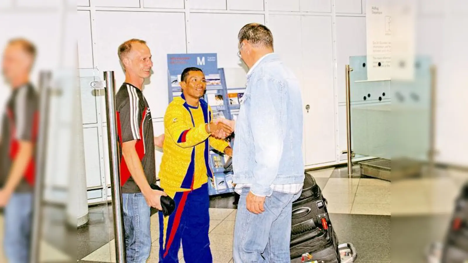 Fredy Serrano (Mitte bei seiner Ankunft am Münchner Flughafen am vergangenen Samstag.	 (Foto: Verein)